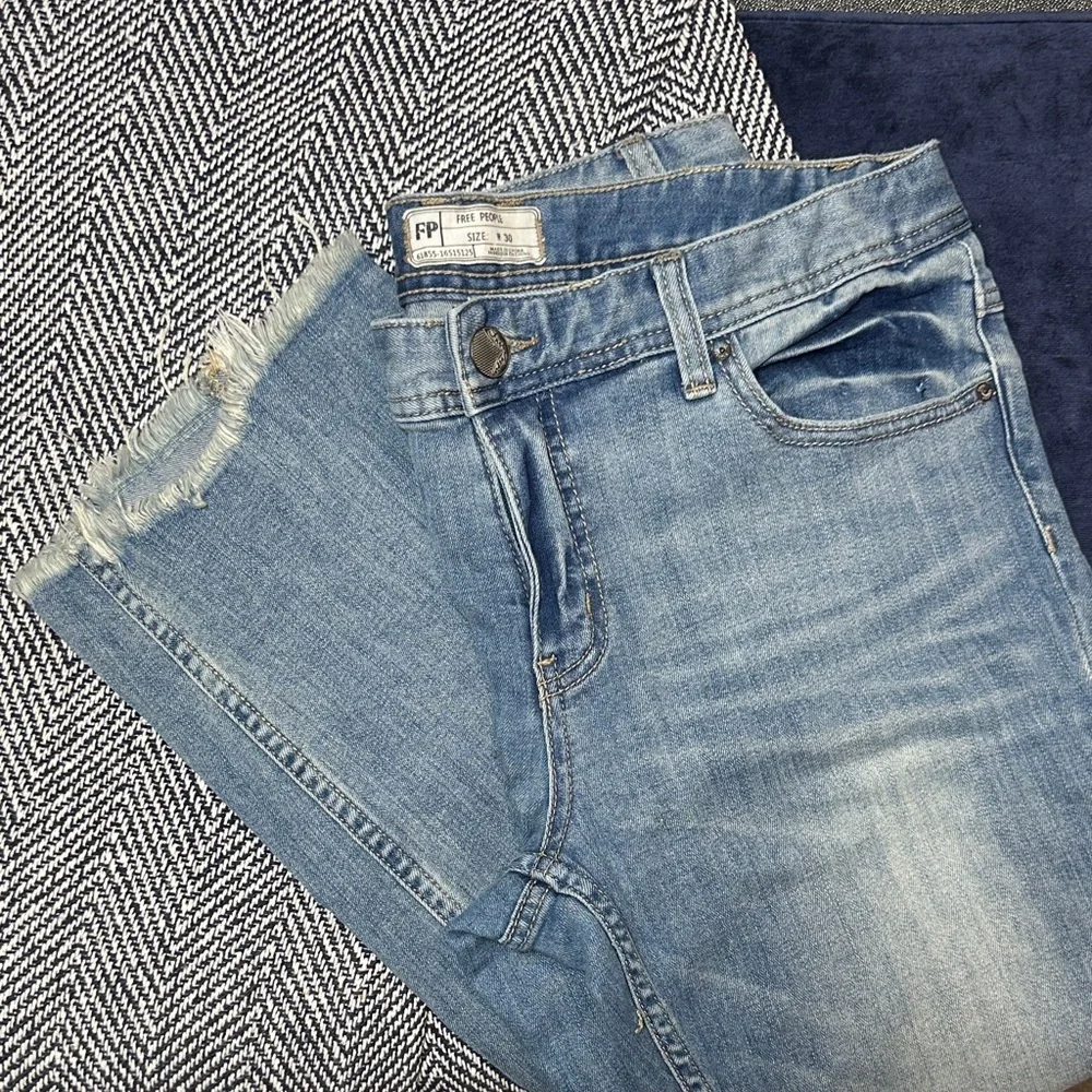 Free People Distressed Skinny Jeans – Women’s Size W30, Light Wash, Raw Hem - Picture 2 of 12